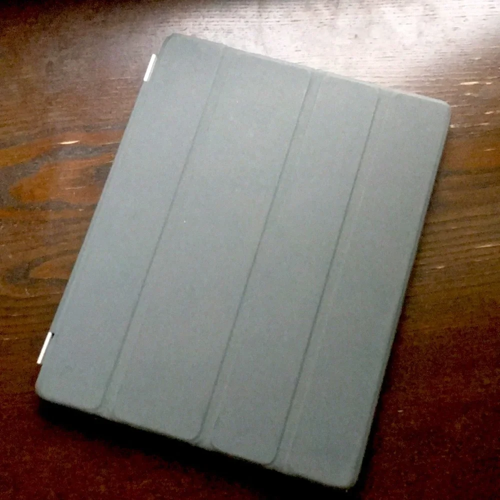 iPad 2 32GB with gray case stand model A1416 mint